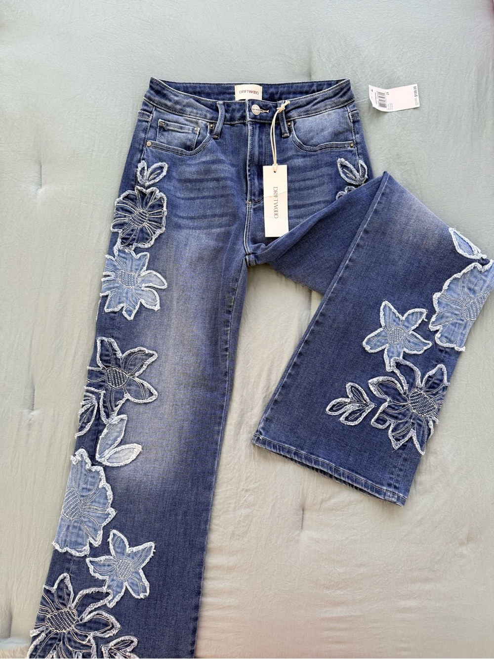 NWT Driftwood Floral Embroidered Appliqué Jeans